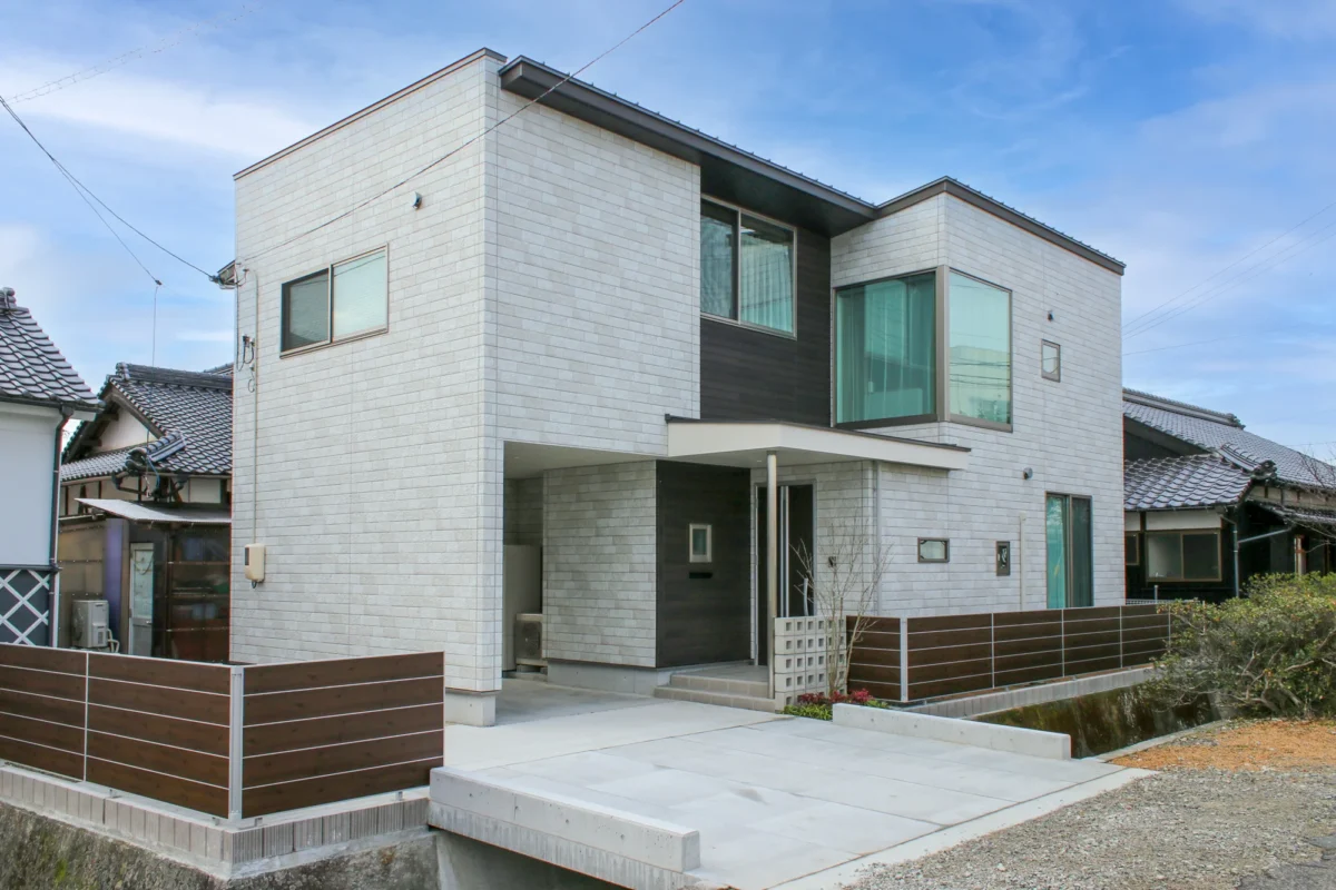 山口市-柔らかな光を届ける吹抜け階段のある家